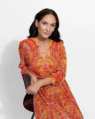 Sommer-Kollektion 2025 - Più & Più Damenmode - Kleid mit rot Sommer-Kollektion 2025 - Più & Più Damenmode - Kleid mit rot