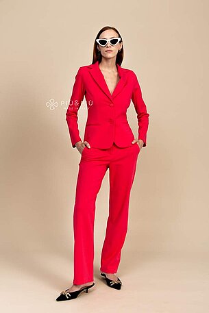 Più & Più Sommerkollektion 2023 - roter Anzug